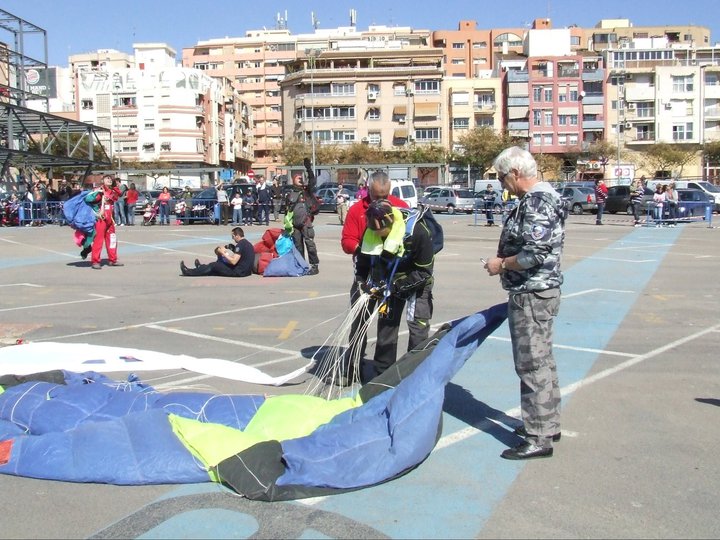 7ª imagen del homesaje de los saltadores paracaisistas de alicante