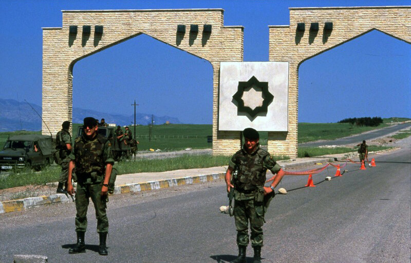 paracaidistas vigilantes en la puerta de entrada del acuartelamiento en el kurdistán